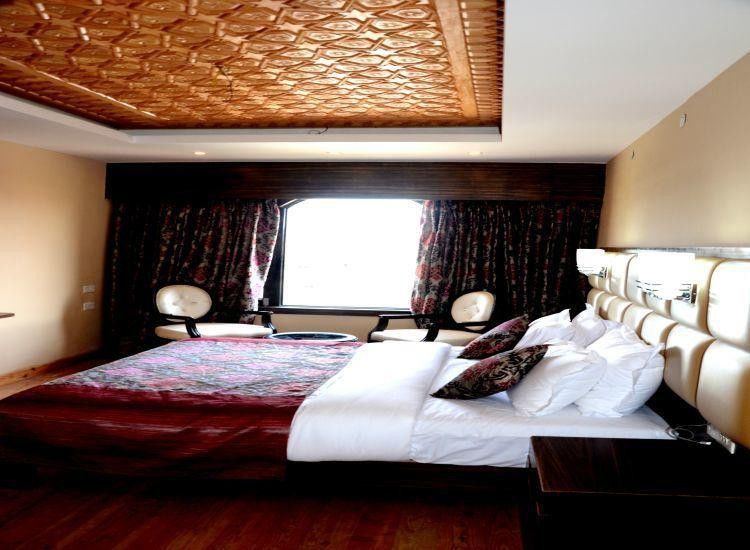 The Pride Inn Srīnagar Buitenkant foto